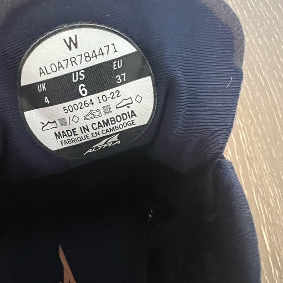 ALTRA Runners (US 6) - Picture 4 of 4